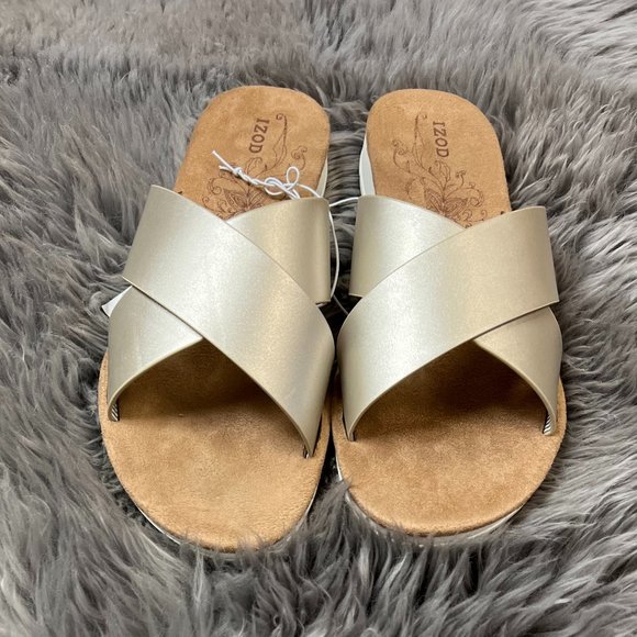 Izod Shoes - Izod Women's Alyssa Sandal | Gold | Size 6